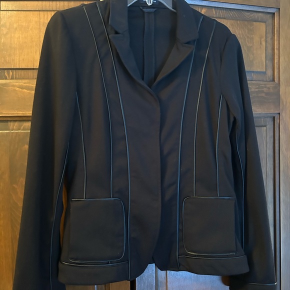 Saks Fifth Ave black blazer fitted piping on front, sleeves and back. Size 10 - Picture 2 of 4